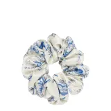 Резинка для волос Almania Scrunchie шёлковая с узором Toile de Jouy, гравюрный принт, 1 шт — фото 1