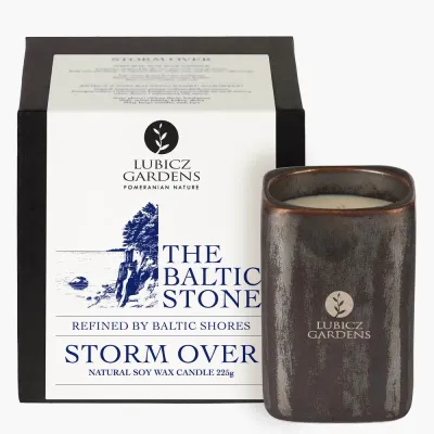 Свеча ароматическая Lubicz Gardens Baltic Stone Storm Over квадратная высокая, соевый воск, жасмин, кокос и уд, около 38 часов, 225 г