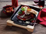 STAUB Sur la Table Чугунное блюдо Minis 33x23 см на деревянной подставке черный — фото 2