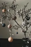 Ёлочное украшение Ferm Living Marble Baubles L, стекло, 11 см, кремовый — фото 3